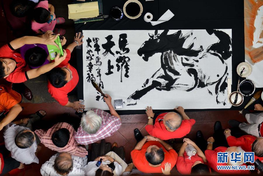 （国际）（1）马来西亚&ldquo;春暖人间，家家贴春联&rdquo;书法迎新春