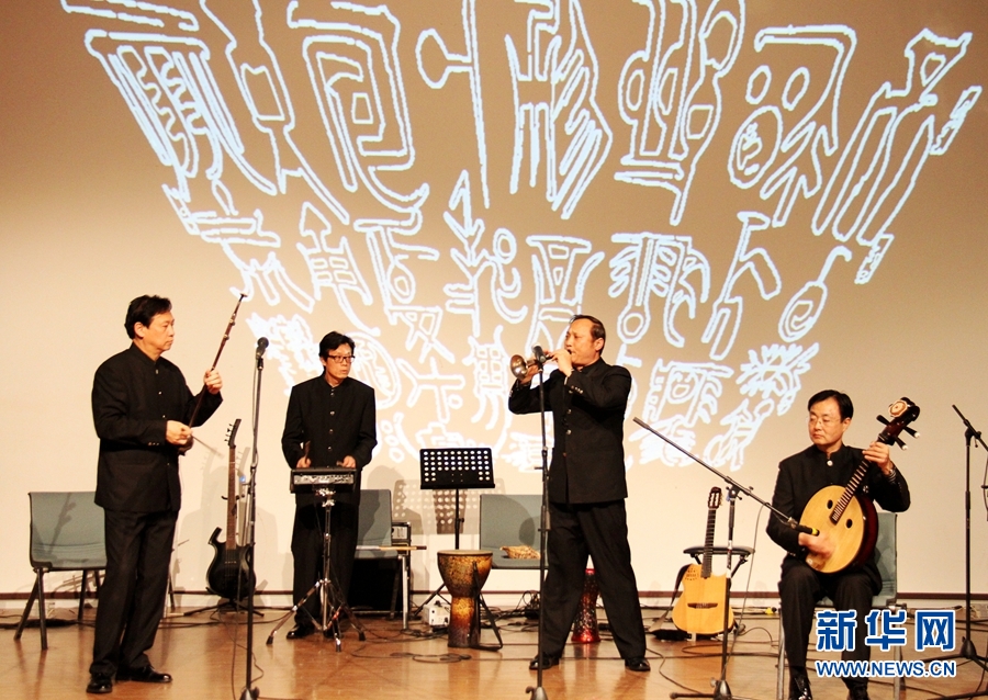 “南中国海”乐队成员演奏汉代古曲《将军令》。新华社记者彭茜摄
