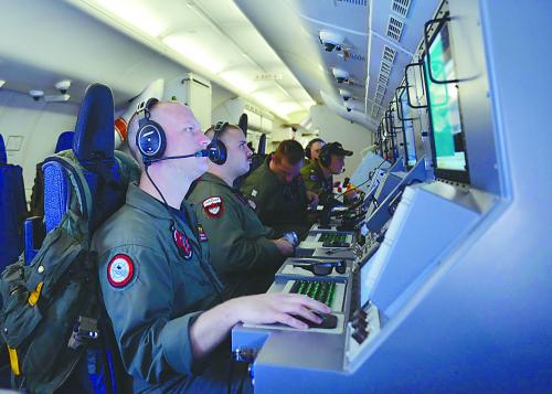 美军利用装有对海搜索雷达的P-8反潜机搜索MH370。