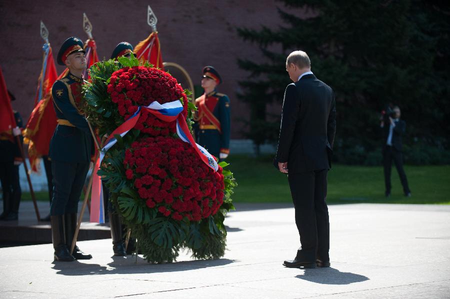 普京向无名烈士墓献花圈纪念卫国战争胜利（组图）