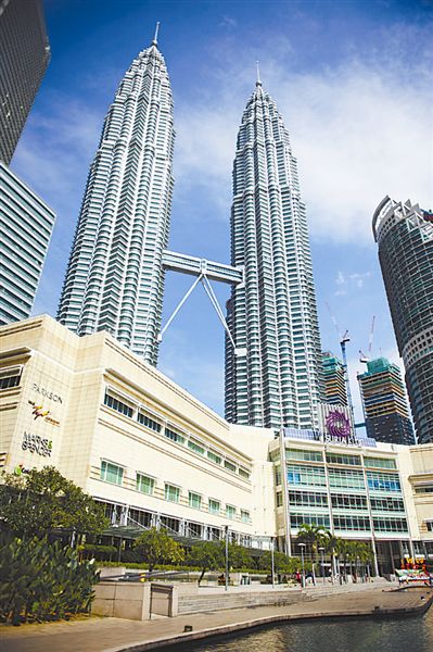 马来西亚吉隆坡，石油双子塔。双子塔是吉隆坡的城市标识及地标性建筑。（图片摄于2014年1月）东方IC