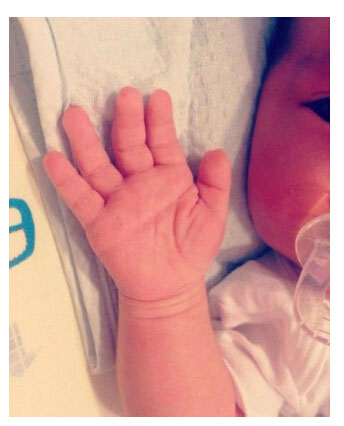 梁静茹晒宝宝挥手照