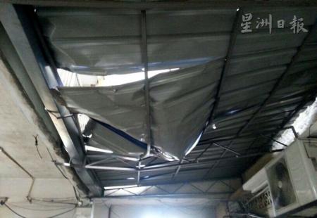 组屋底楼遮雨棚锌片被压毁。（马来西亚《星洲日报》）