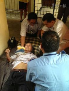 医护人员在为林亚平检查身体。（马来西亚《星洲日报》）