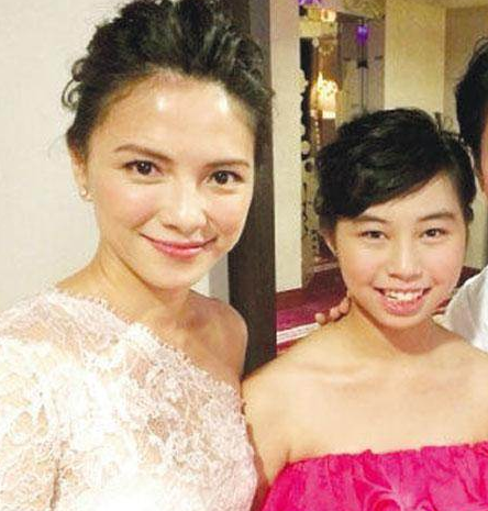 李心洁(左)视彭顺与前妻所生女儿欣欣(右)如己出，一直陪伴照顾。