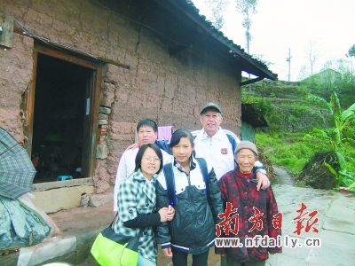 伍尚文老师在四川农村与被捐助的家庭合影。