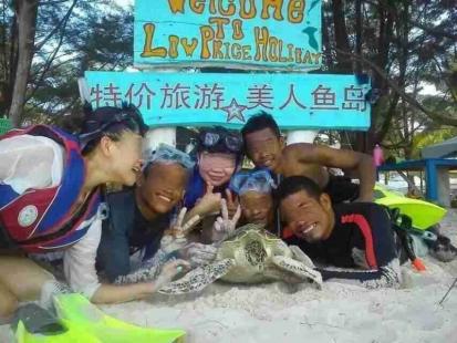 馬來西亞一導遊知法犯法捉海龜供遊客取樂（圖）