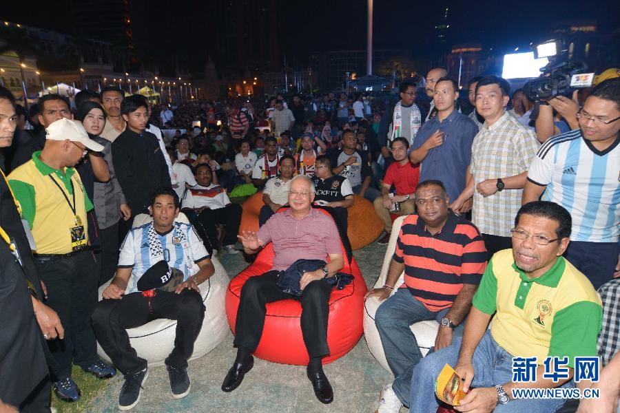 （世界杯·足球连线）（1）马来西亚总理纳吉布与万名球迷齐聚观看世界杯
