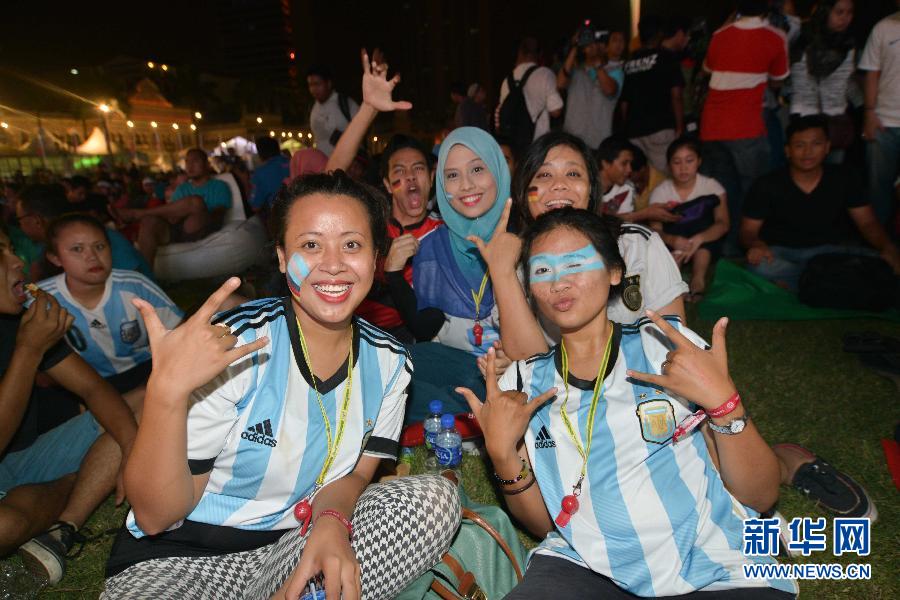 （世界杯·足球连线）（5）马来西亚总理纳吉布与万名球迷齐聚观看世界杯