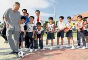 马来西亚前华裔足球队长赴华小推广足球运动（图）