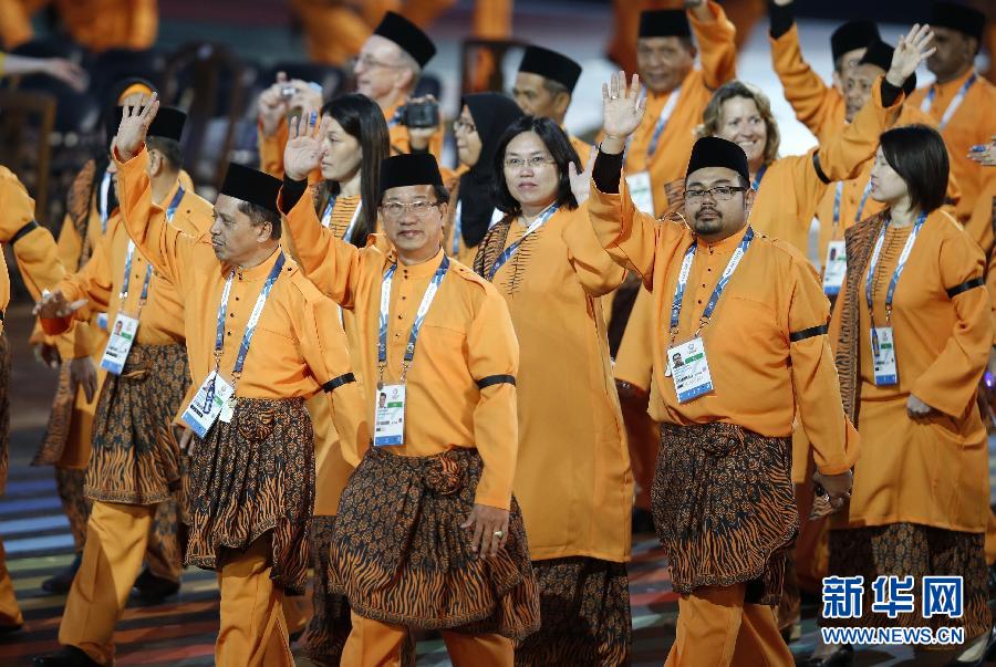 （体育）（1）马来西亚代表团佩戴黑纱出席英联邦运动会开幕式