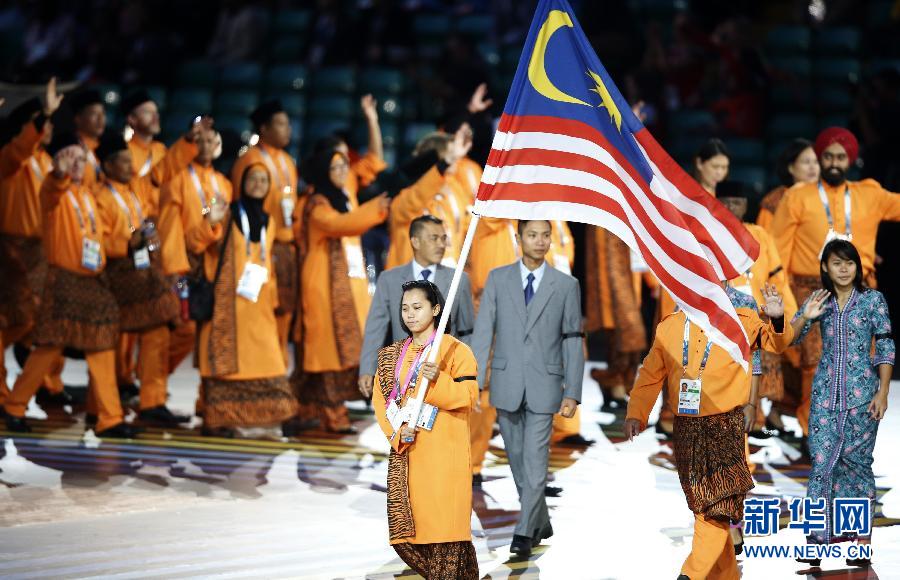 （体育）（2）马来西亚代表团佩戴黑纱出席英联邦运动会开幕式