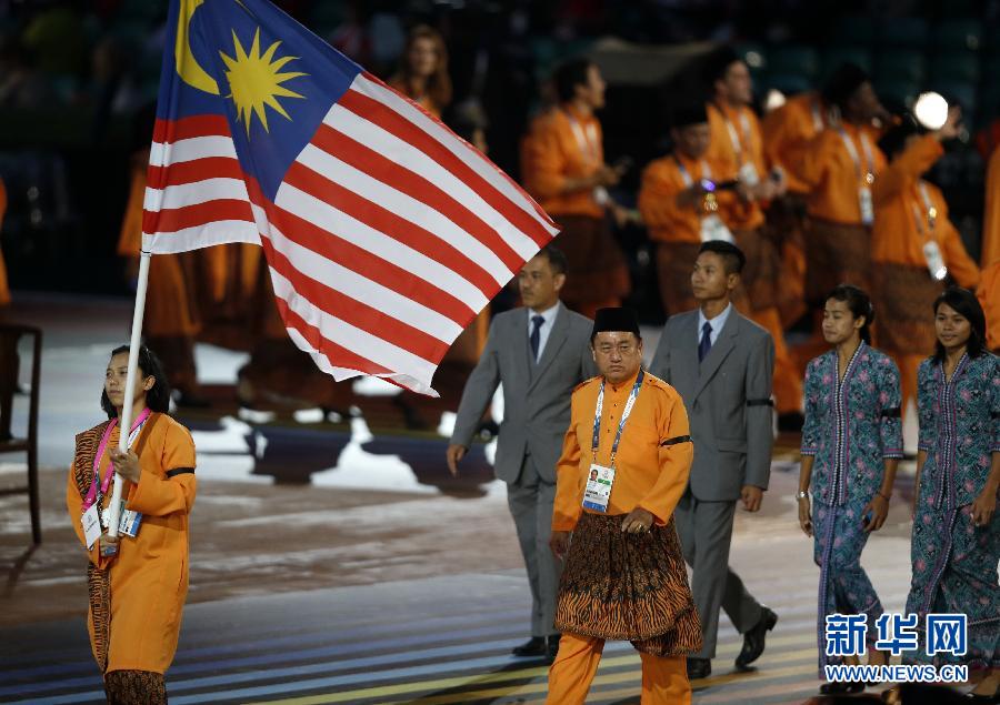 （体育）（3）马来西亚代表团佩戴黑纱出席英联邦运动会开幕式