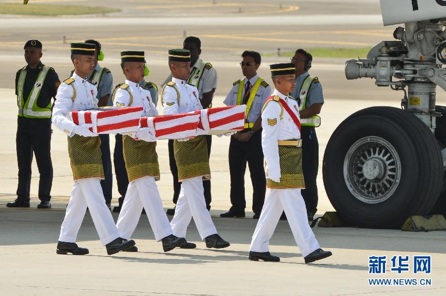 （国际）（5）马航MH17失事客机马来西亚籍罹难者遗骸运抵吉隆坡国际机场
