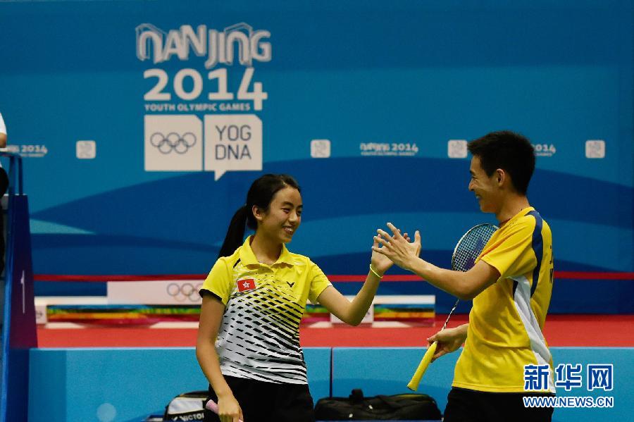 （青奥会&middot;夺冠一刻）（1）羽毛球&mdash;&mdash;混合双打：马来西亚选手占俊伟和中国香港选手吴芷柔组合夺冠