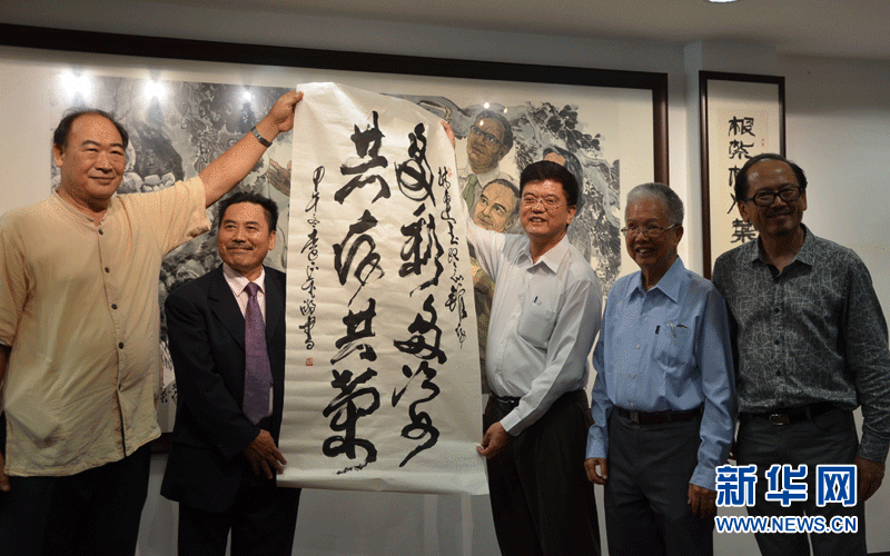中国著名书画家李正武(左二)向马来西亚林连玉基金会捐赠书法作品