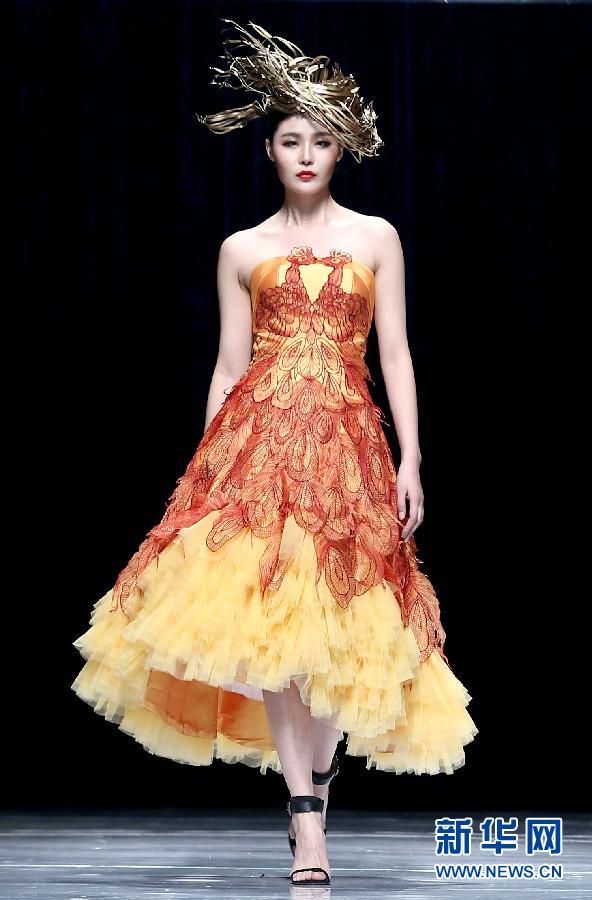 （文化）（2）中国—东盟时装周上演马来西亚设计师婚纱礼服秀