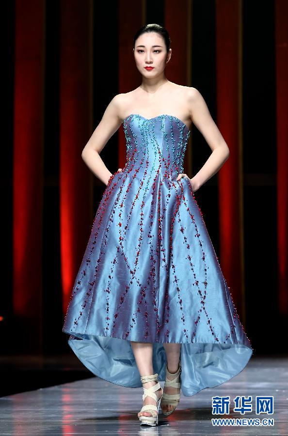 （晚报）（5）中国—东盟时装周上演马来西亚设计师婚纱礼服秀