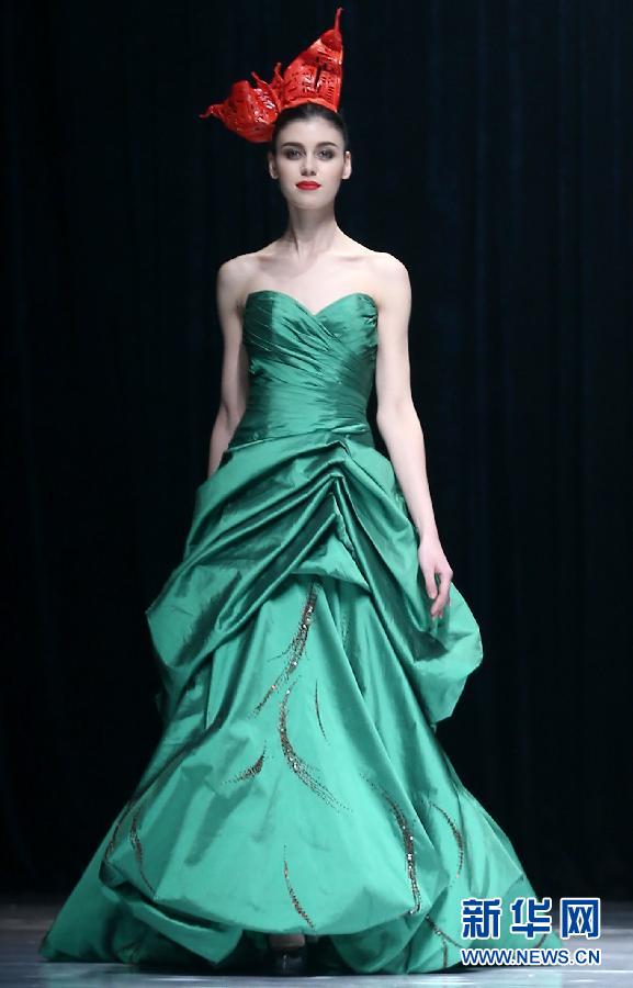 （文化）（1）中国—东盟时装周上演马来西亚设计师婚纱礼服秀