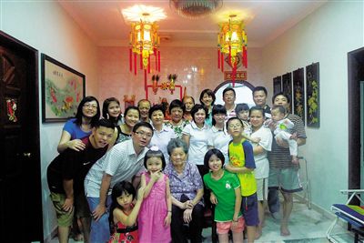 马来西亚文昌籍华侨李之友大家庭的春节全家福。