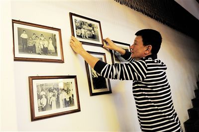 林明炳先生把1950年华侨在马来亚生活照片挂在墙上当装饰，告诫自己父辈创业的艰难。苏建强