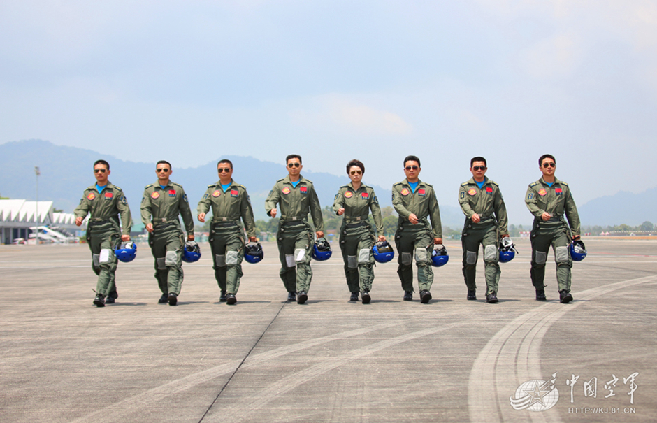 歼10女飞行员在马来获明星般礼遇 民众争相合影（高清组图）