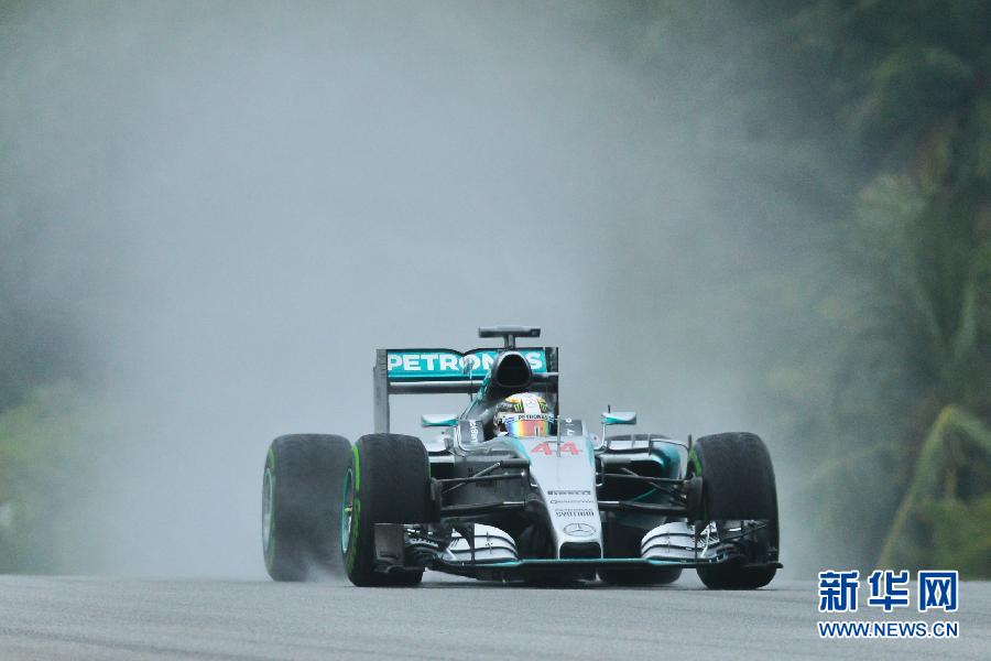 （体育）（2）赛车——汉密尔顿夺F1大奖赛马来西亚站杆位