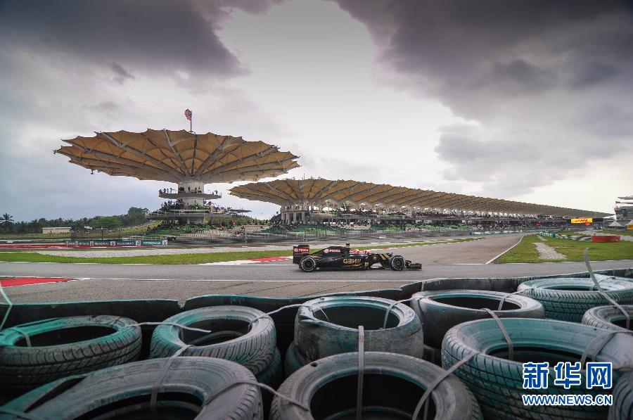 （体育）（6）赛车——汉密尔顿夺F1大奖赛马来西亚站杆位