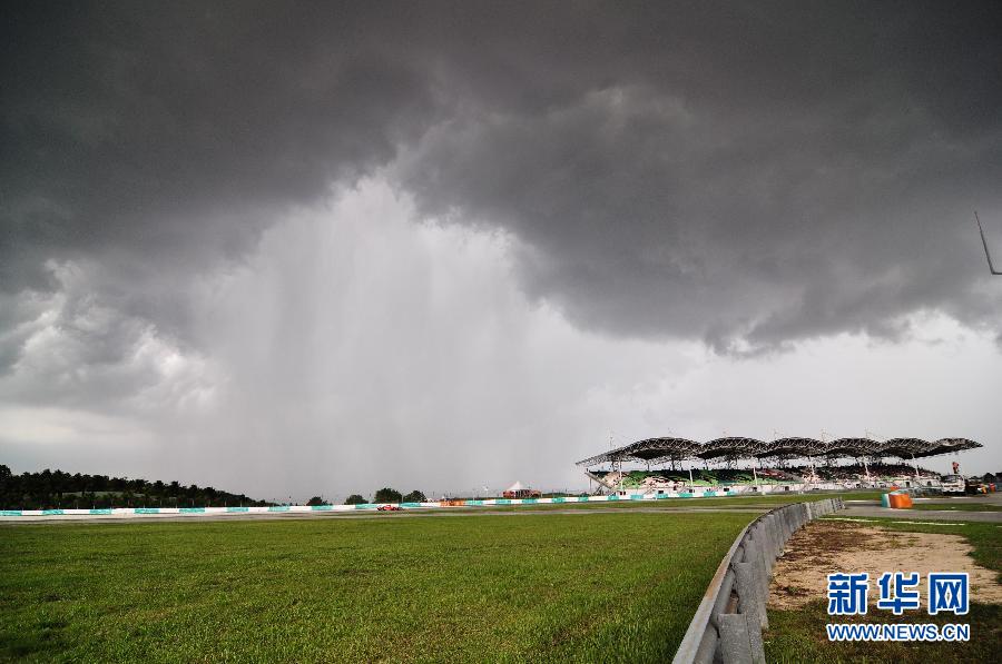 （体育）（7）赛车——汉密尔顿夺F1大奖赛马来西亚站杆位