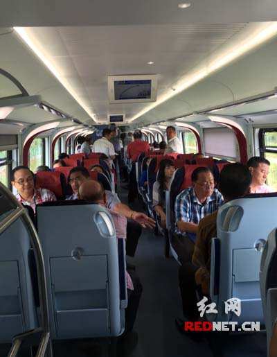 动车组受当地市民欢迎。