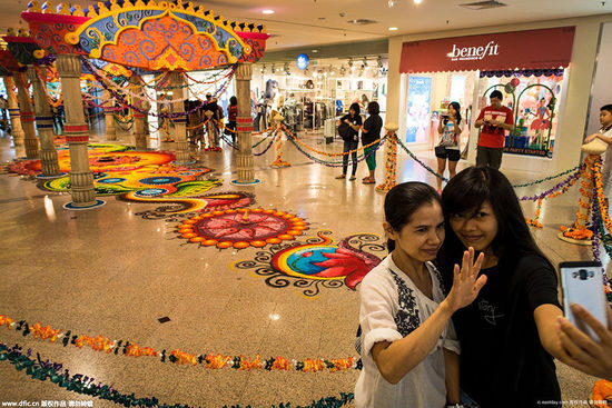 当地时间2015年11月10日，马来西亚吉隆坡，排灯节期间，谷中城美佳广场的大厅地板上装饰了精美的“古拉姆”吉祥画。“古拉姆”是一种用染色米粉或粉笔末拼撒而成的色彩缤纷的民族艺术。[!--empirenews.page--]