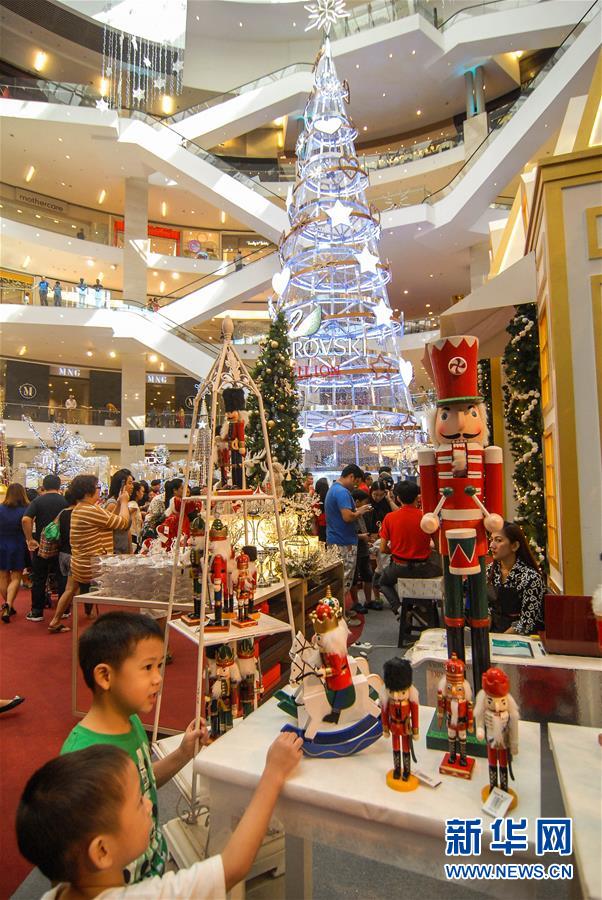 （国际）（2）水晶圣诞树亮相吉隆坡