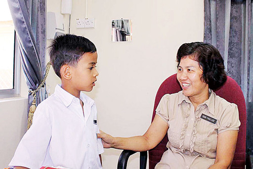 吴燕丽与四年级巫裔学生莱原交流。