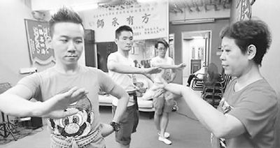 年轻华人学习粤剧