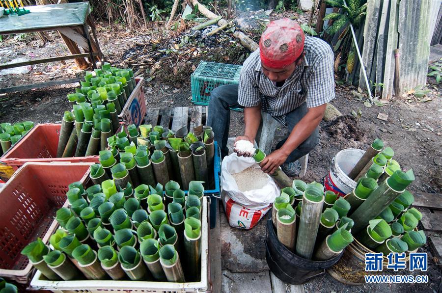 （国际）（1）马来西亚穆斯林制作竹筒饭迎接开斋节
