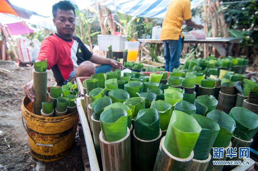 （国际）（2）马来西亚穆斯林制作竹筒饭迎接开斋节