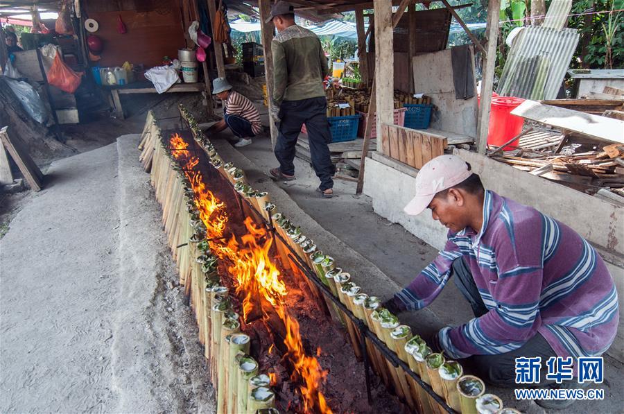 （国际）（3）马来西亚穆斯林制作竹筒饭迎接开斋节