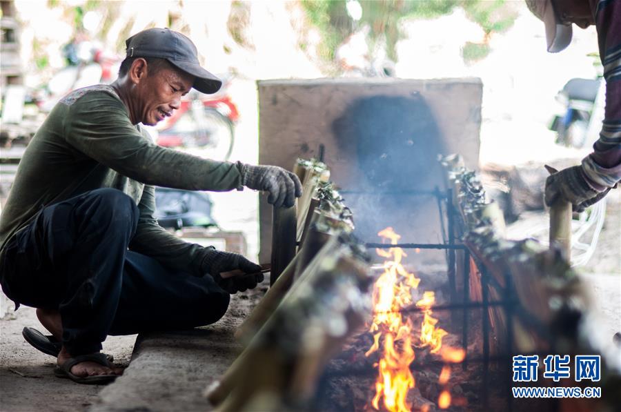 （国际）（4）马来西亚穆斯林制作竹筒饭迎接开斋节