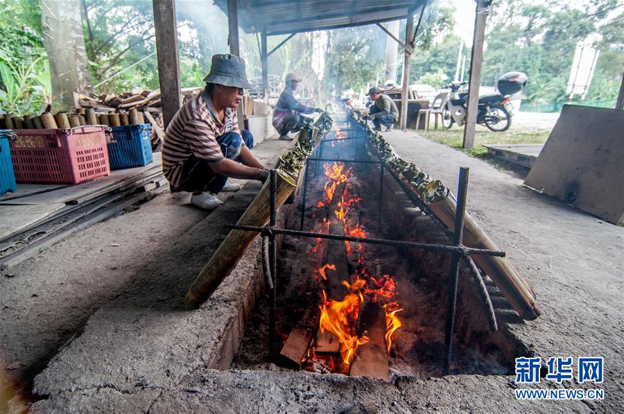 （国际）（5）马来西亚穆斯林制作竹筒饭迎接开斋节