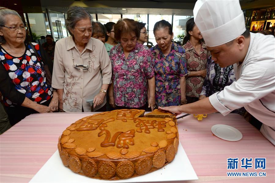（XHDW）（1）马来西亚制作大月饼营造中秋节日气氛