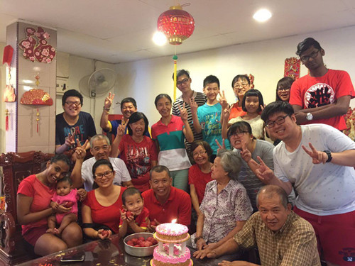 一家大小在今年7月份为陈美成母亲周查某庆生。（马来西亚《星洲日报》）