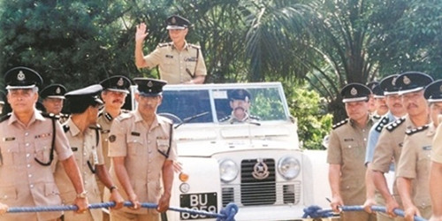 陈沛武当年自警队荣休时，众多警官夹道相送。（马来西亚《诗华日报》）