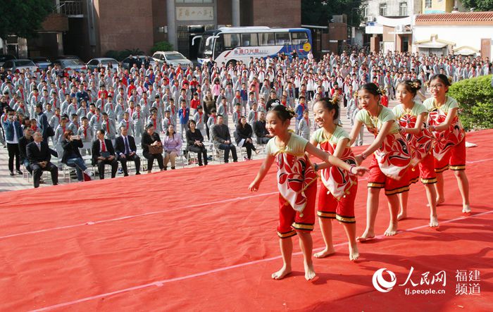 马来西亚槟城协和国民型华文小学学生表演《剪剪乐》节目。徐林摄