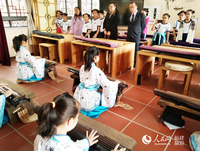 参观何厝小学学生的古筝表演。徐林摄