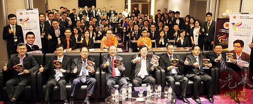 中国侨网青年领袖高峰会吸引41个华团及135位青年参与。（马来西亚《光华日报》）