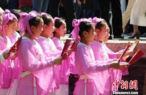 中国侨网邹城小学生在现场诵读孟子经典，“孟子曰：民为贵，社稷次之，君为轻”。　赵晓　摄