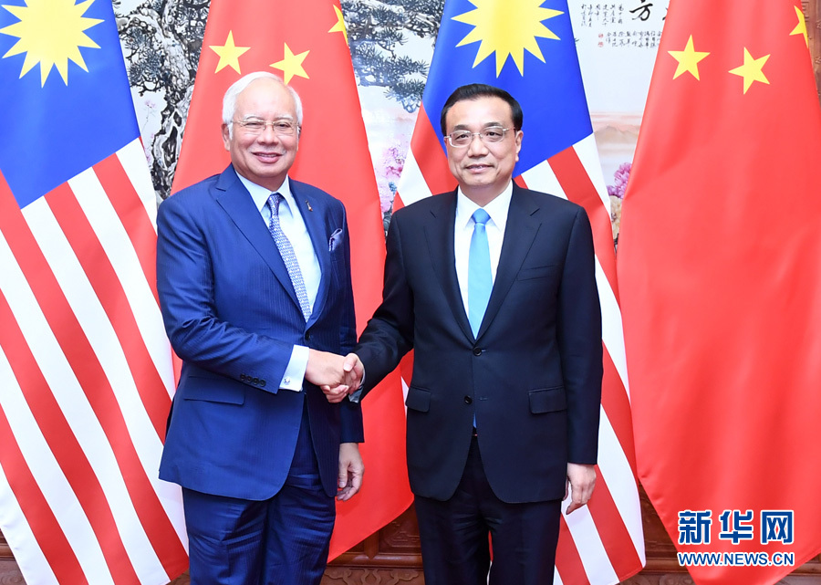5月13日，国务院总理李克强在北京人民大会堂会见来华出席“一带一路”国际合作高峰论坛的马来西亚总理纳吉布。 新华社记者 张铎 摄