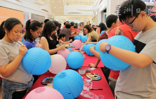 數十名孩子及家長透過手中的畫筆及彩色盤，讓平凡無奇的傳統燈籠增添色彩。（馬來西亞《星洲日報》）