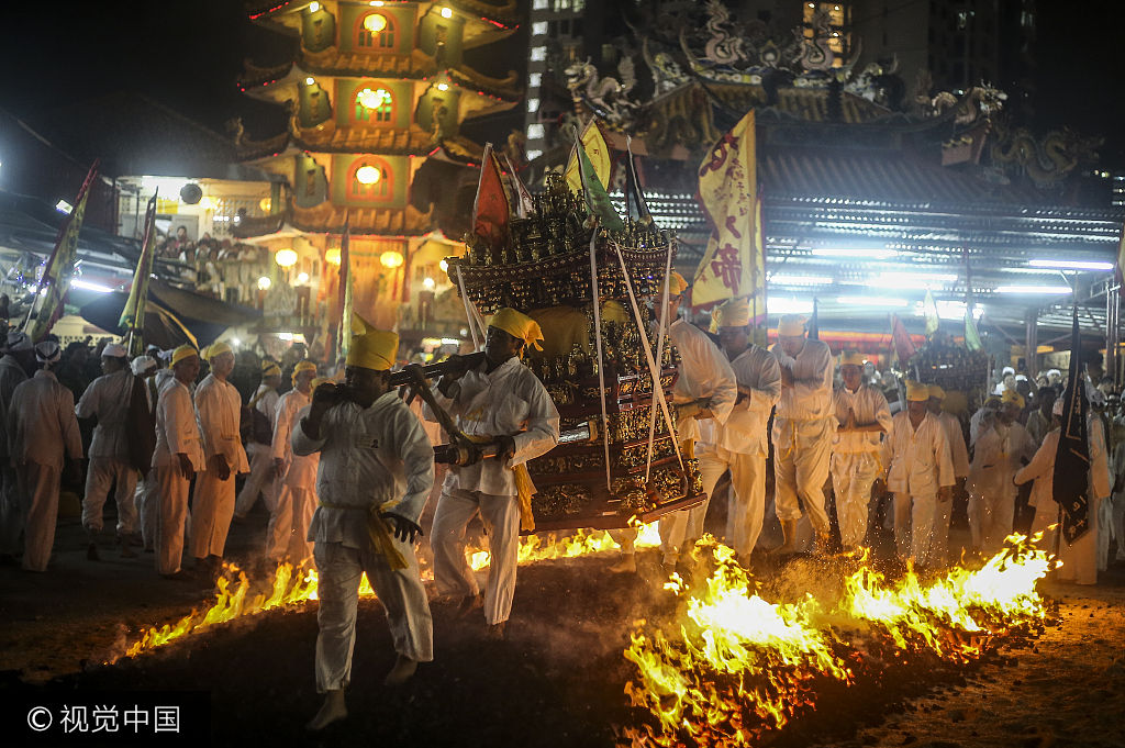 马来西亚华裔赤脚走炭火 庆祝九皇爷诞