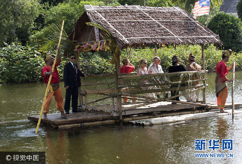 查尔斯王子偕妻子出访马来西亚 参观当地特色文化村